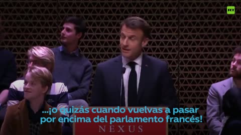 manifestanti han interrotto il Presidente francese Macron mentre teneva un discorso in un centro di ricerca a Den Haag,nei Paesi Bassi,secondo un video pubblicato dai media locali.Con la Francia massonica messa a ferro e fuoco dalla gente incazzata