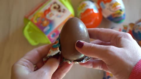 Kinder suprise egg Christmas edition, ASMR