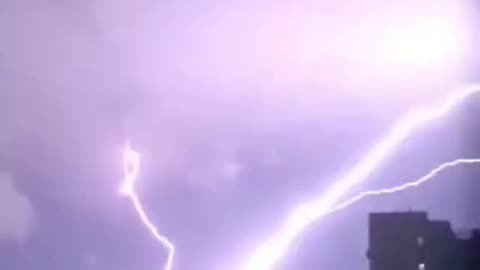 Awe-Inspiring Big Thunderbolt Strikes Australia's Skies - Witness the Beauty! #caughtoncamera