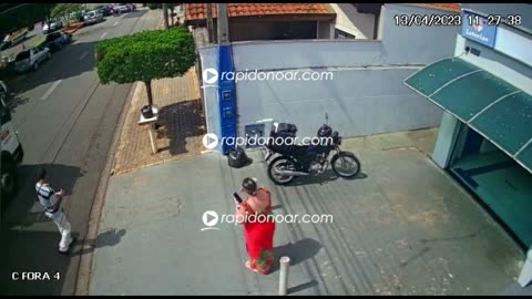 Vídeo mostra momento em que dupla bate em ônibus durante fuga em Limeira