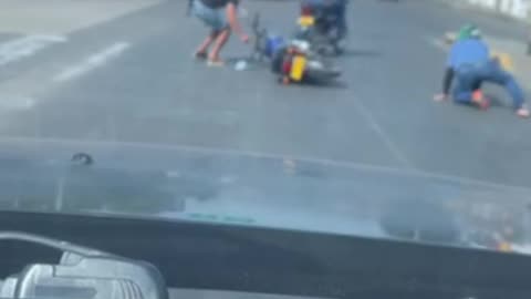 Video: Motociclista resultó lesionado en atraco en semáforos de Ronda Real