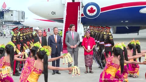 Canadian Prime Minister Justin Trudeau Stops for a Moment to Enjoy Traditional Balinese Dance