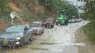 Video: A paso lento y enlodado, el panorama de la vía a Charalá, Santander