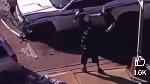 WOW! 👏👏👏 Furious Minivan Mom in Dallas takes down a felon