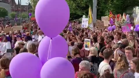 Millones de mujeres en huelga para defender el salario igualitario