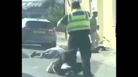 Cop Flawlessly Takes Down Two Sh*theads