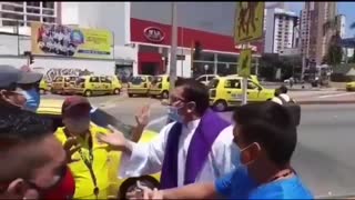 Sacerdote se enfrentó a taxistas que bloquearon la 27 y no permitían el paso de una ambulancia