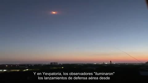 Y en Eupatoria, los observadores "iluminaron" los lanzamientos de defensa aérea desde edificios res