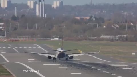 Airplane take off SECONDS before another one lands on the same runway
