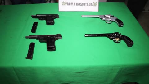 Policía capturó sujetos con pistolas de la Segunda Guerra Mundial en Floridablanca