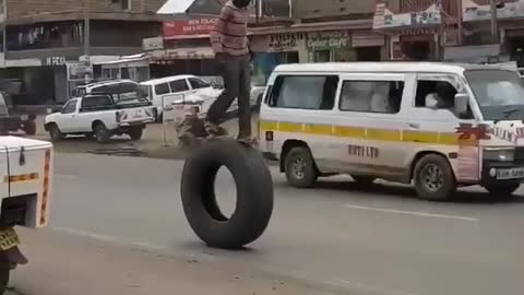 The most amazing videos of the adventure of a child walking over a car tire in a strange way