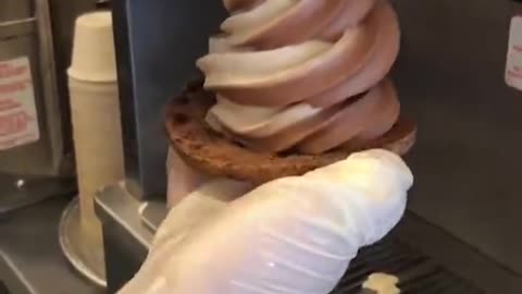 Swirly twirly froyo cookie sandwich