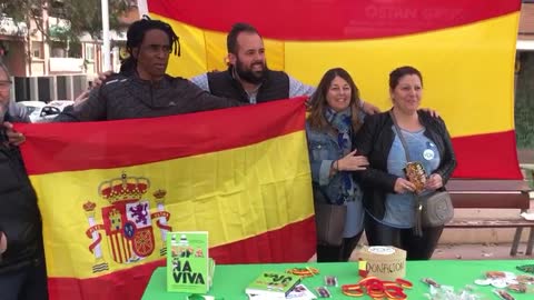 Un inmigrante exhibe con orgullo su hoja de afiliación a VOX en Gava (Barcelona)