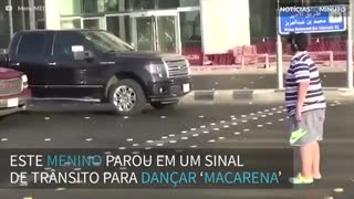 Menino dança ‘Macarena’ na Arábia Saudita e acaba preso