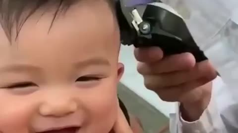 ADORABLE BABY’S HEARTWARMING REACTION TO HAIRCUT