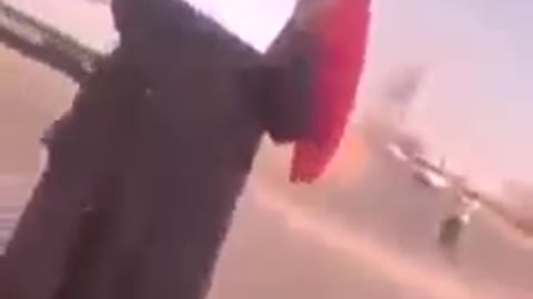 شاهد بالفيديو.. فتاة سودانية تفاجىء أصحاب السيارات عند إشارة مرور بالخرطوم بعرّض نفسها للزواج