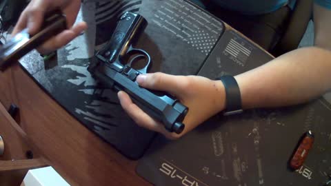 How to properly safe and function check your firearm (Beretta 92)