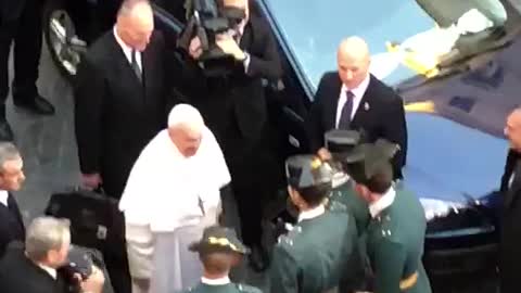 El Papa se poner el tricornio de la Guardia Civil el Día de la Inmaculada Concepción