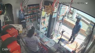 Video: Mujer evitó ser robada por un hombre que le apuntaba con una pistola en Girón