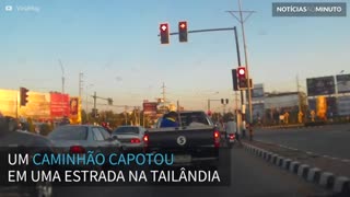 Caminhão capota e destrói semáforo