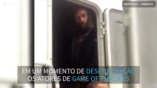 Estrelas de Game of Thrones cantam nos bastidores