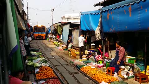 Thailandia treno di Maeklong che passa nel mercatotrain