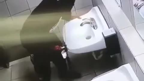 AMAZING ACCIDENTS - VIDEO BREAKING A BATHROOM SINK