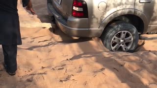 Ford Explorer stuck in dubai desert and pull out by A heavy Buldouzer