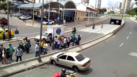 Video registró cómo un peatón se salvó de ser atropellado en Bucaramanga II