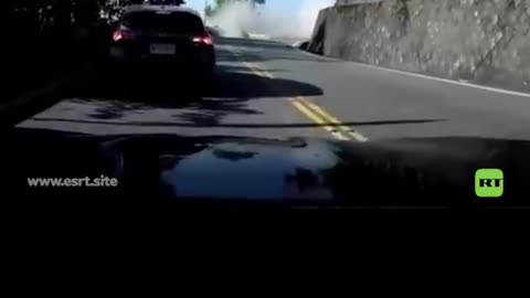 Roca gigante impacta un coche