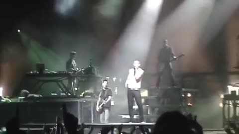 Chester Bennington from Linkin Parl and Chris Cornell singing Crawling live