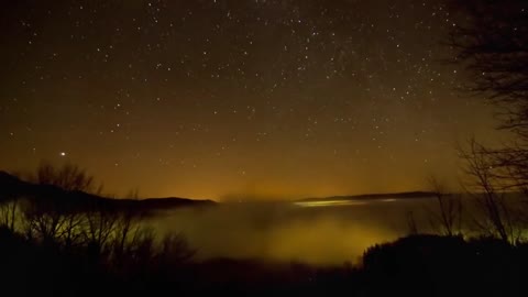 Fantastic Time Lapse Video of the Milky Way Glowing At Night.