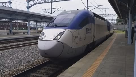 KTX Train pulls in DaeJeon Station