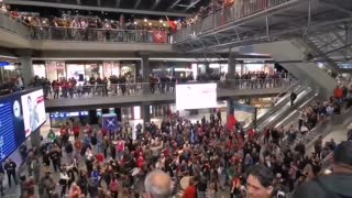 Des manifestants contre le pass sanitaire envahissent la gare de Berne en Suisse.