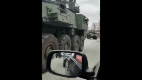 Kolona vojenských vozidel v Litvě jede na Ukrajinu