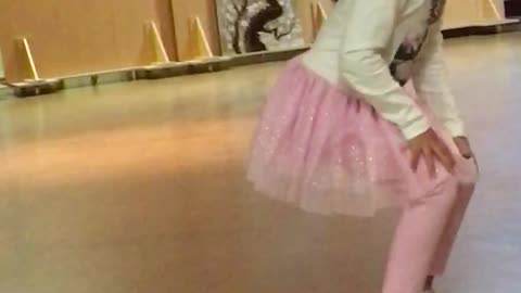 4 years old girl learn to dance