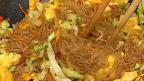 Fried noodles with cabbage and eggs in 10 minutes