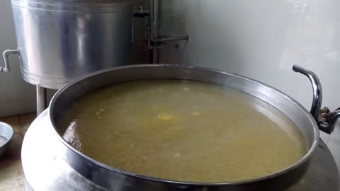 super big chicken soup pot