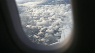 Mirando por la ventanilla del avión.
