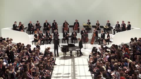 Rhodes Performs 'Close Your Eyes’ Live at the Burberry Menswear Spring-Summer 2016 Runway Show