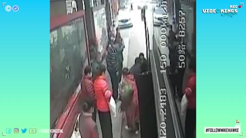 Alleged thief attempts to run from crowd gets his head stuck between bus doors.