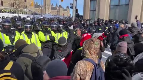 🇨🇦Canadians chanting "FREEDOM" in face of police line🇨🇦