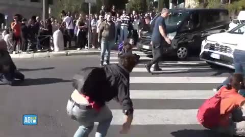 Ultima Generazione, nuovo blitz al Colosseo. Un automobilista «Ti manderei a zappare la vigna»