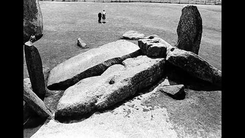 THE BUILDING OF STONEHENGE BY PRIMITIVE BRITONS IN PICTURES