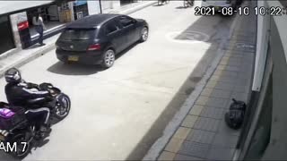 Video: Se robó $88 millones y trató de fugarse en una bicicleta, en Santander