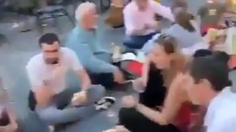 citoyens français boycottent les passeports vaccinaux en mangeant juste devant des bars