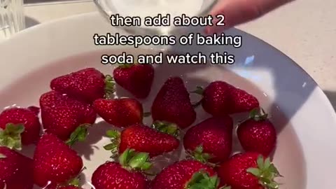 HOW TO WASH STRAWBERRIES TO REMOVE PESTICIDES FRIM ITS SKIN