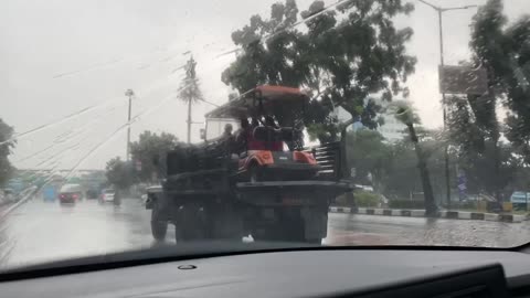 Hindari hujan saat mengemudi