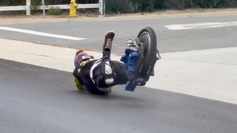 A DUDE EATS CRAP WHILE RIDING AN ELECTRIC UNICYCLE HAHA