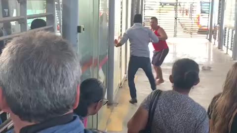 Video: pasajeros se dan ‘tremenda muñequera’ en estación de Transcaribe